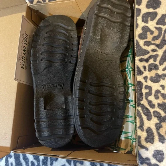 New in box! Eastland Plainview brown lace up shoes. Size 10. - Picture 5 of 5